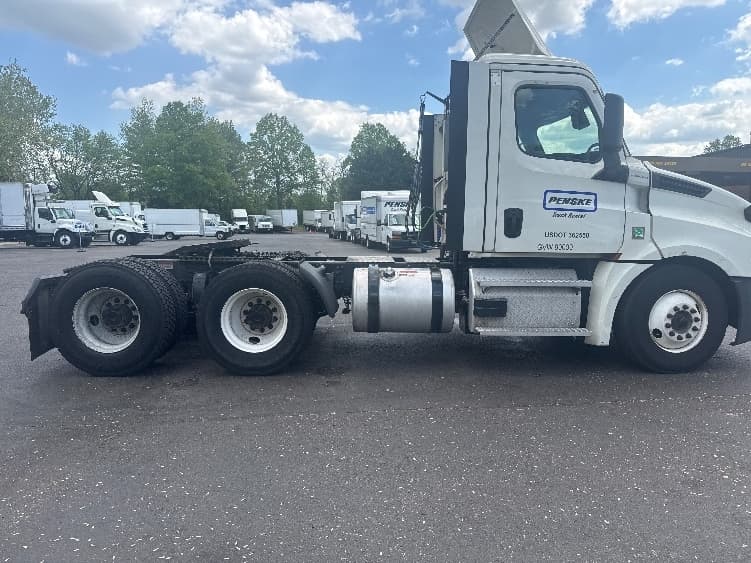 2022 Freightliner Cascadia — photo 8