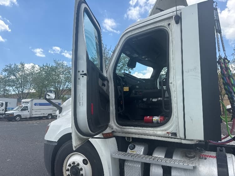 2022 Freightliner Cascadia — photo 9