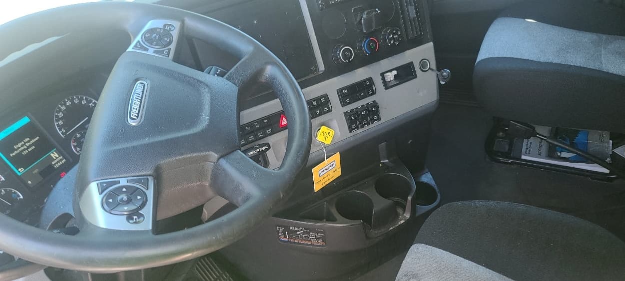 2021 Freightliner Cascadia — photo 10