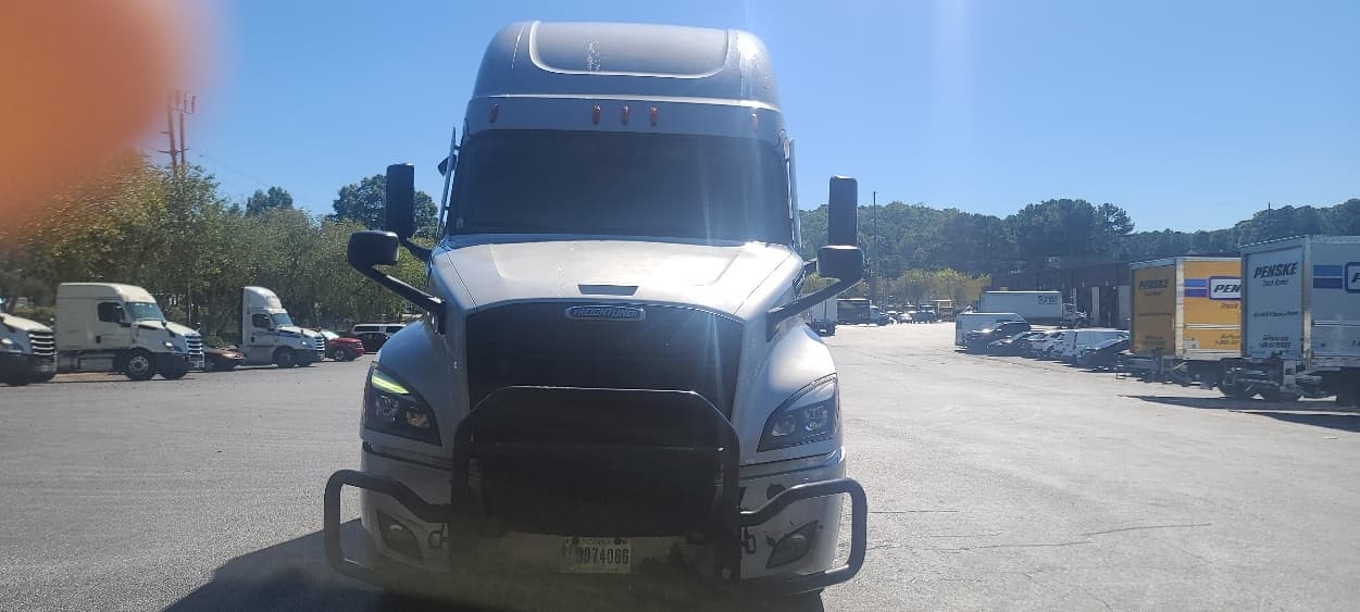 2021 Freightliner Cascadia — photo 2