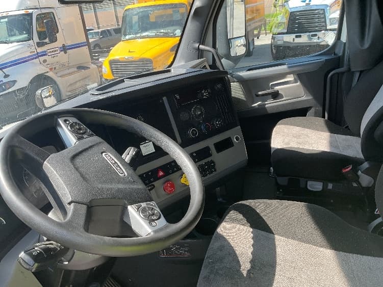 2021 Freightliner Cascadia — photo 10