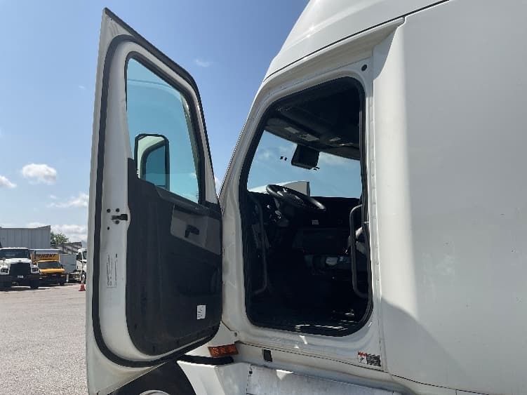 2021 Freightliner Cascadia — photo 9