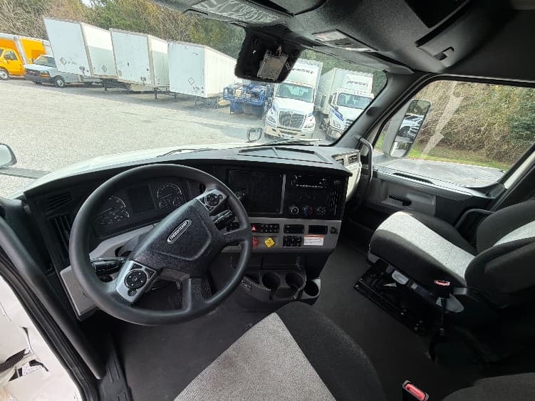 2022 Freightliner Cascadia — photo 10