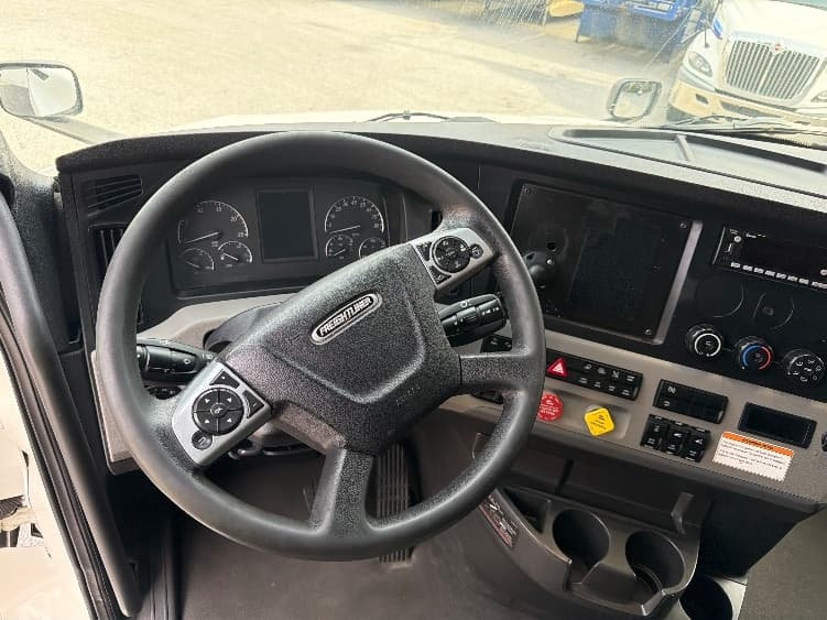 2022 Freightliner Cascadia — photo 9