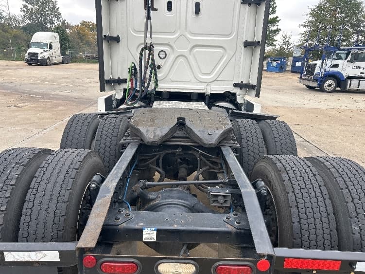 2022 Freightliner Cascadia — photo 6