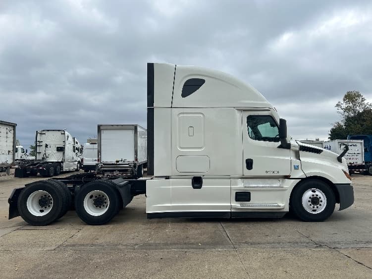 2022 Freightliner Cascadia — photo 8