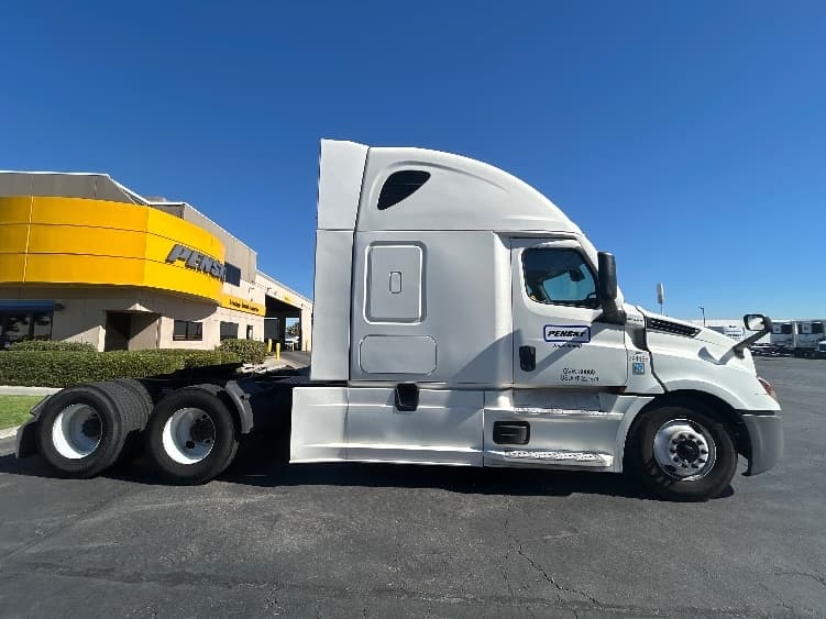 2022 Freightliner Cascadia — photo 8