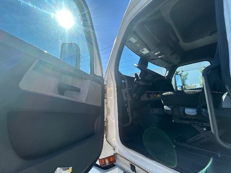 2022 Freightliner Cascadia — photo 9