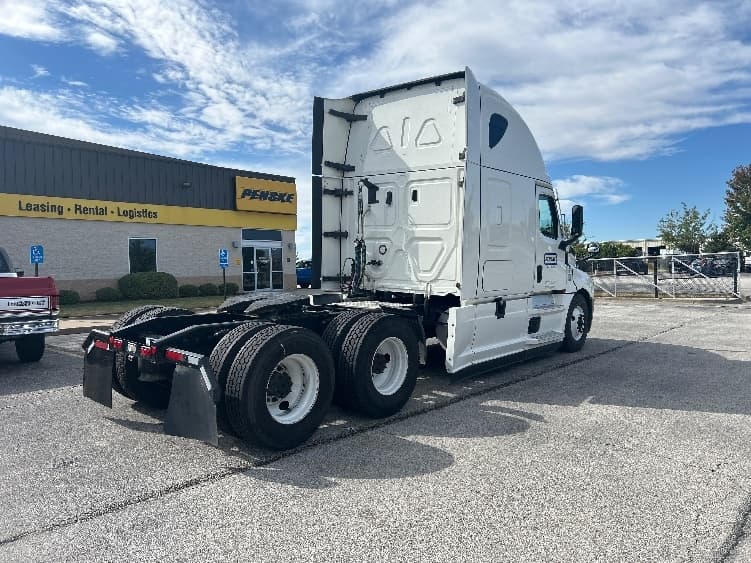 2022 Freightliner Cascadia — photo 7