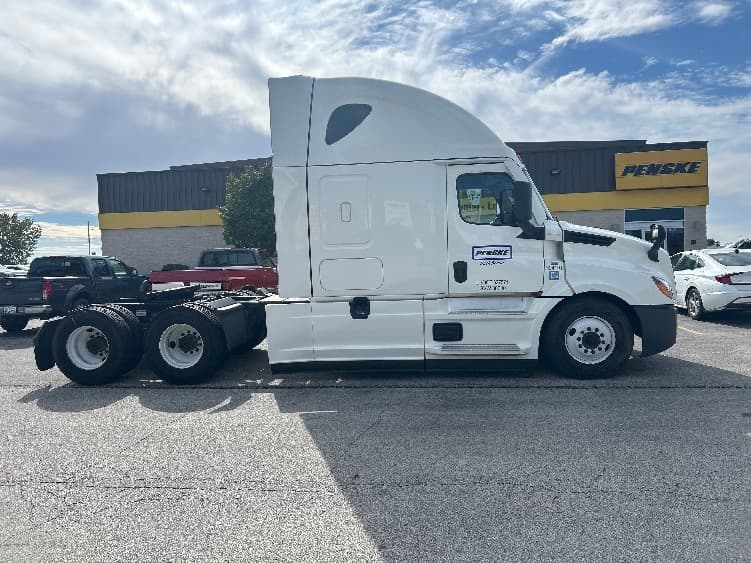 2022 Freightliner Cascadia — photo 8