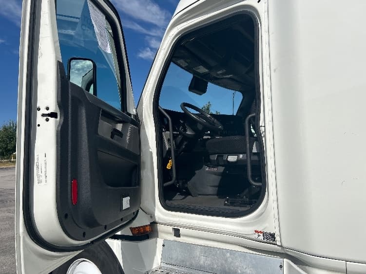 2022 Freightliner Cascadia — photo 9