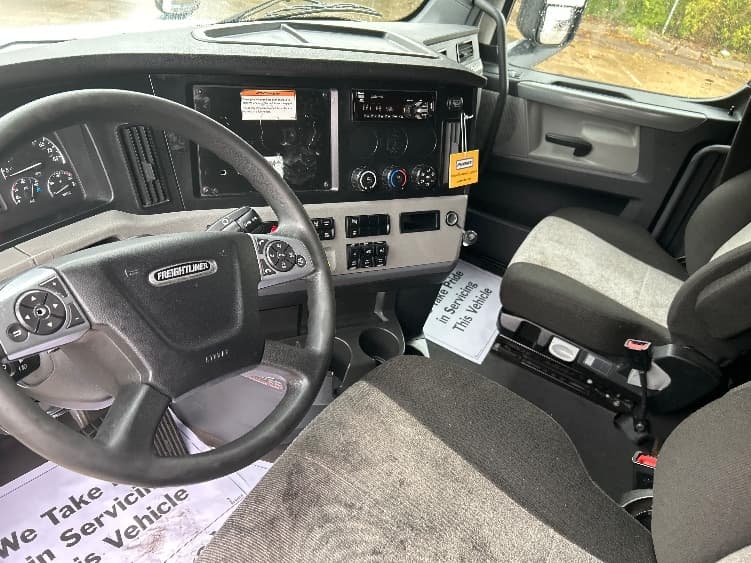 2022 Freightliner Cascadia — photo 10