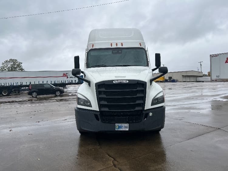2022 Freightliner Cascadia — photo 2