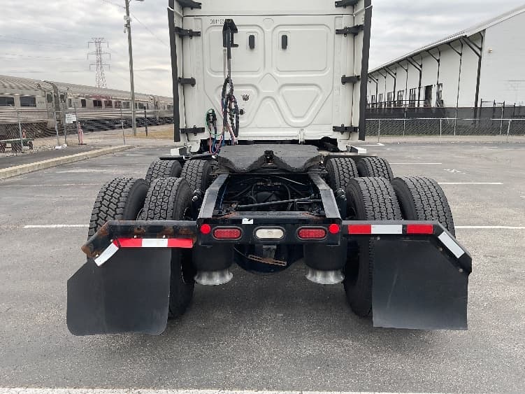 2022 Freightliner Cascadia — photo 6