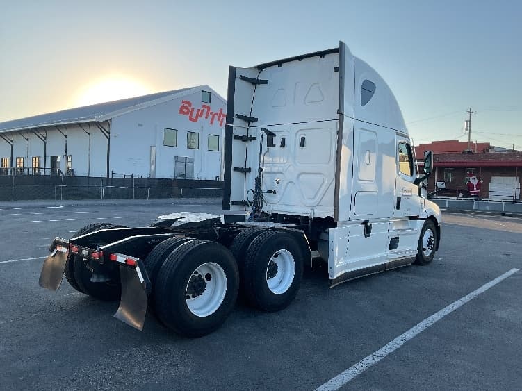 2022 Freightliner Cascadia — photo 7