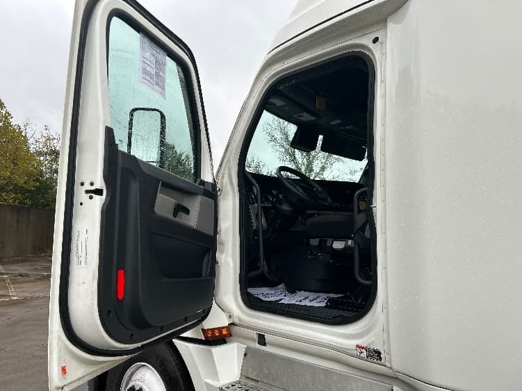 2022 Freightliner Cascadia — photo 9