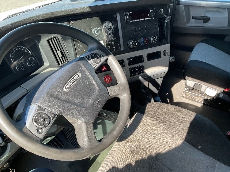 2022 Freightliner Cascadia — photo 10
