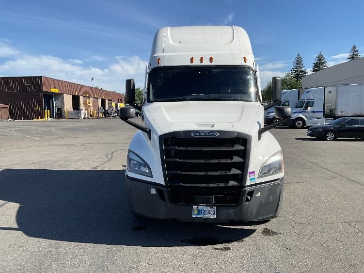 2022 Freightliner Cascadia — photo 2