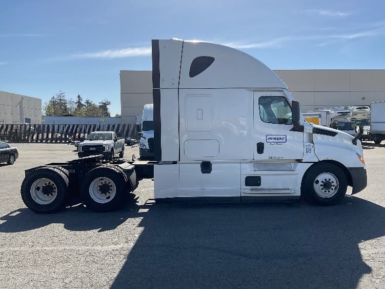 2022 Freightliner Cascadia — photo 8