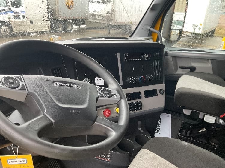 2022 Freightliner Cascadia — photo 10