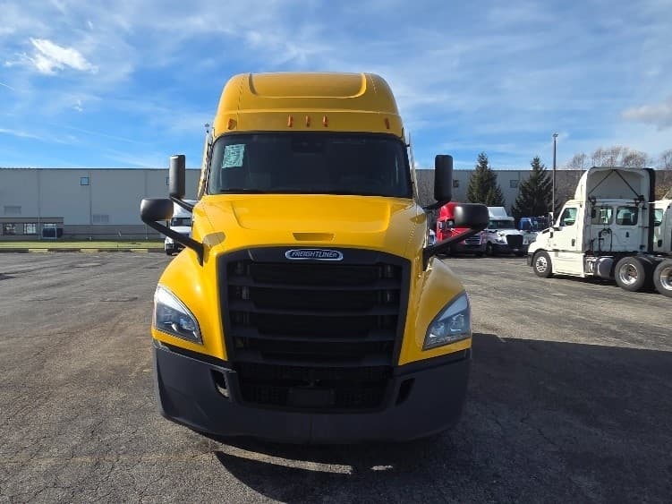 2022 Freightliner Cascadia — photo 2