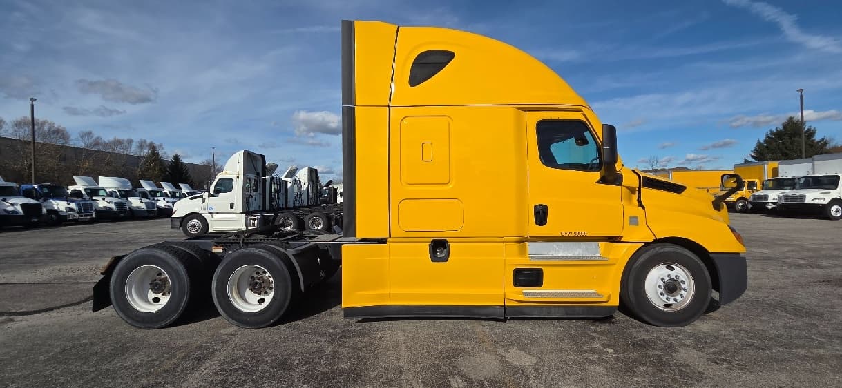 2022 Freightliner Cascadia — photo 8