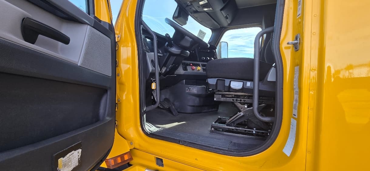 2022 Freightliner Cascadia — photo 9