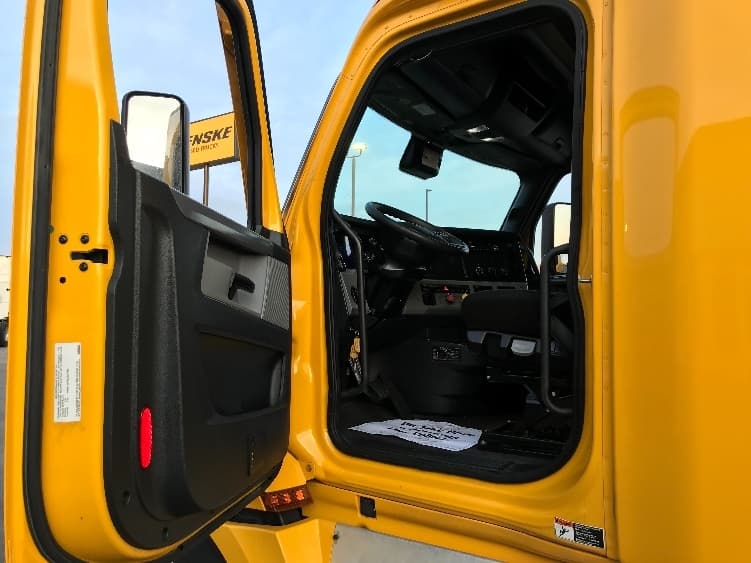 2022 Freightliner Cascadia — photo 9