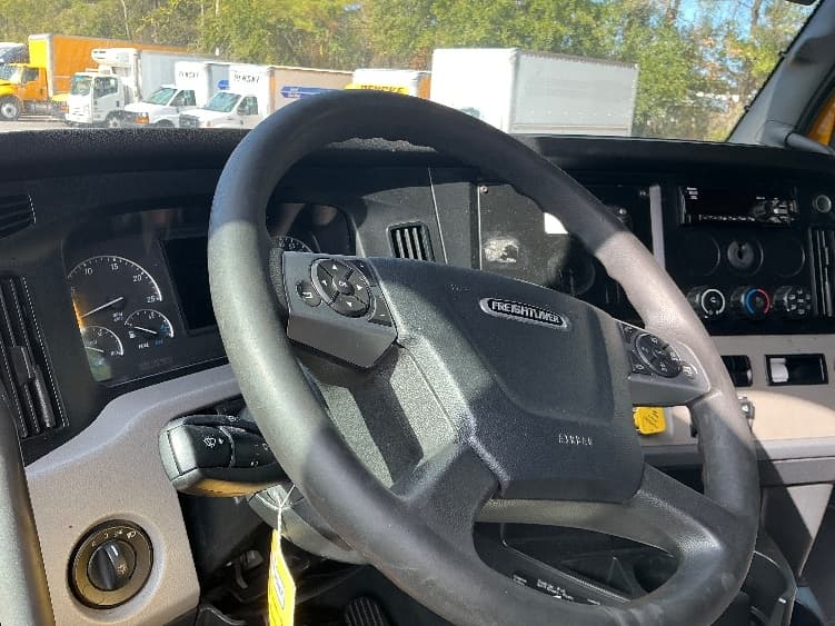 2022 Freightliner Cascadia — photo 10