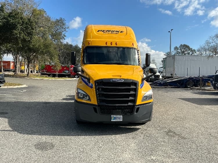2022 Freightliner Cascadia — photo 2