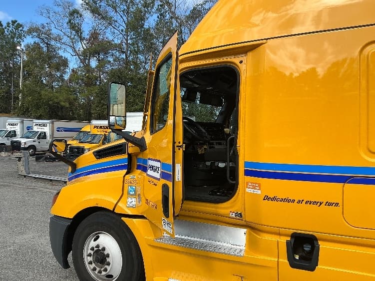 2022 Freightliner Cascadia — photo 9