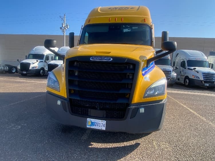 2022 Freightliner Cascadia — photo 2