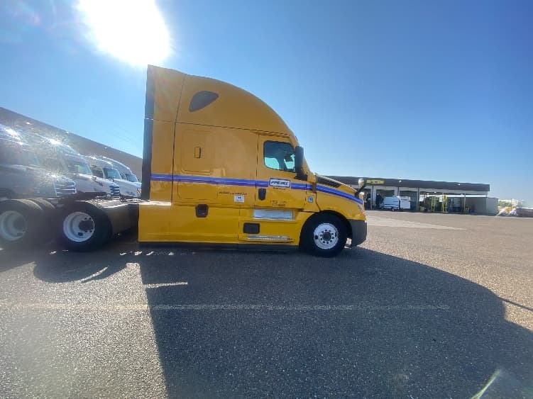 2022 Freightliner Cascadia — photo 8