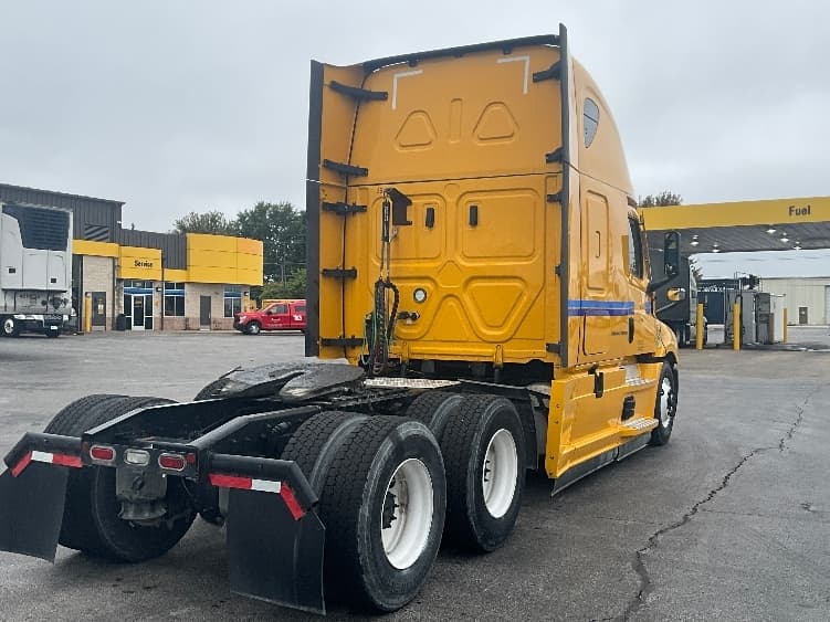 2022 Freightliner Cascadia — photo 7