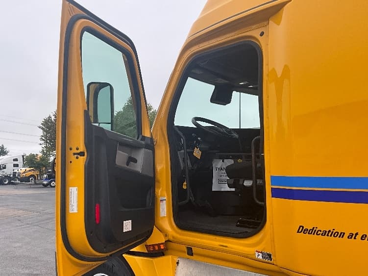 2022 Freightliner Cascadia — photo 9