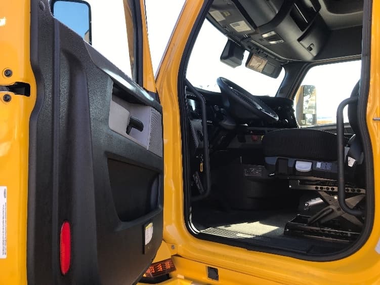 2022 Freightliner Cascadia — photo 9