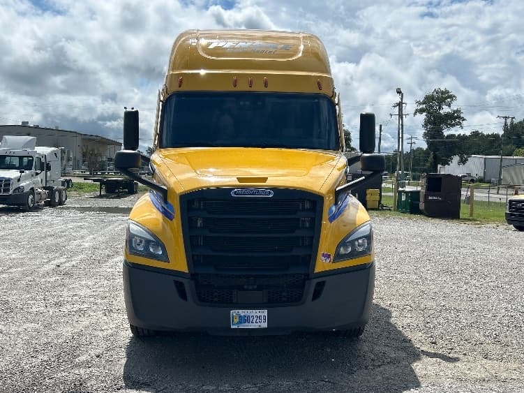 2022 Freightliner Cascadia — photo 2