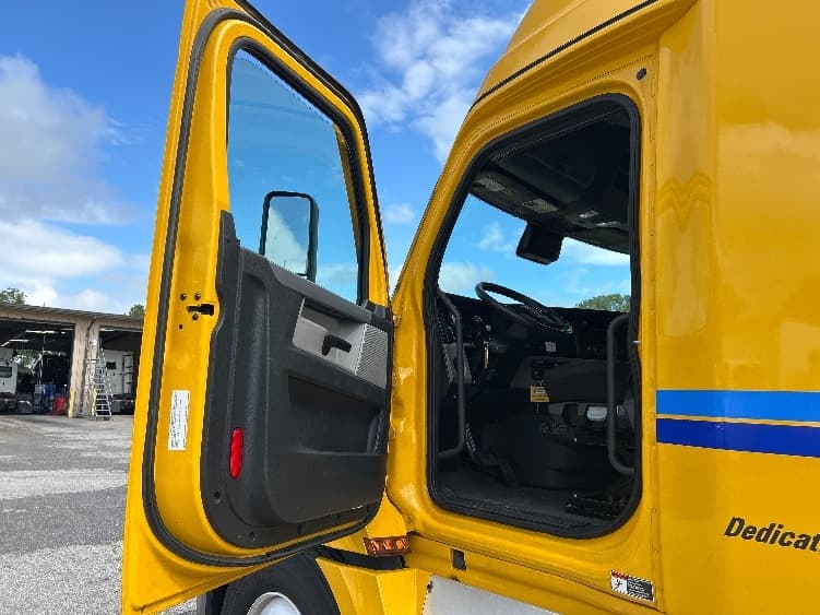 2022 Freightliner Cascadia — photo 9