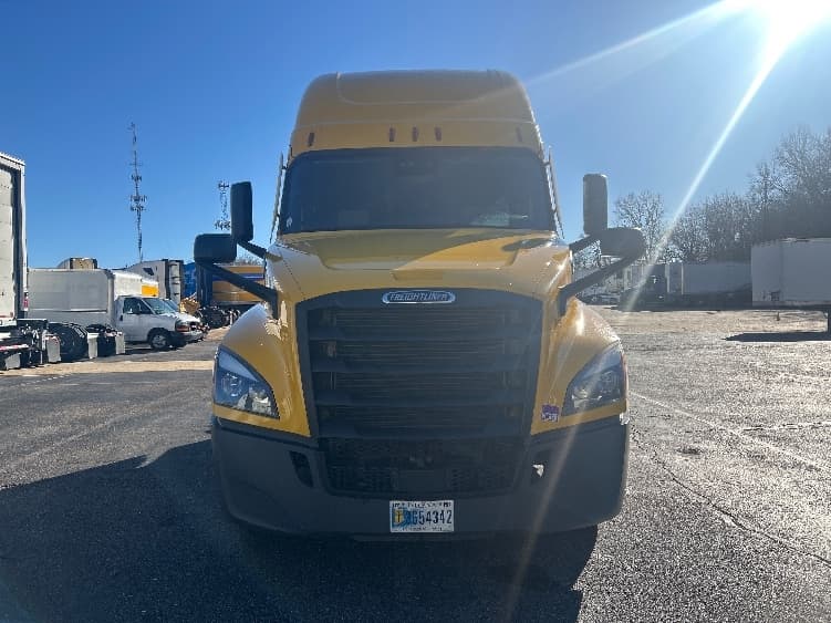 2022 Freightliner Cascadia — photo 2