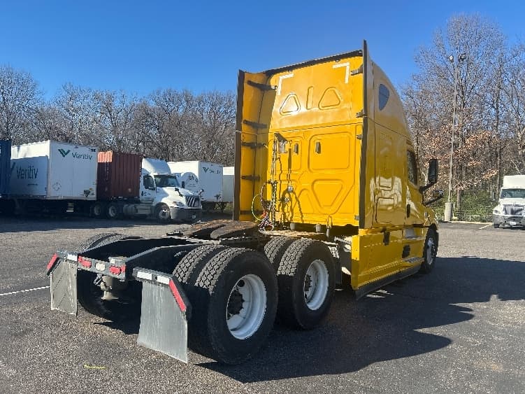 2022 Freightliner Cascadia — photo 7