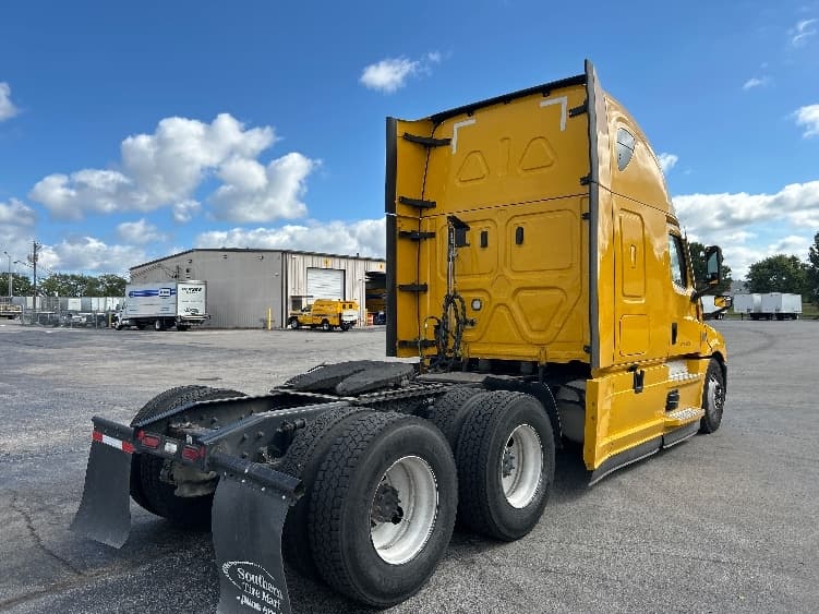 2022 Freightliner Cascadia — photo 7