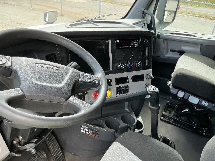 2021 Freightliner Cascadia — photo 10
