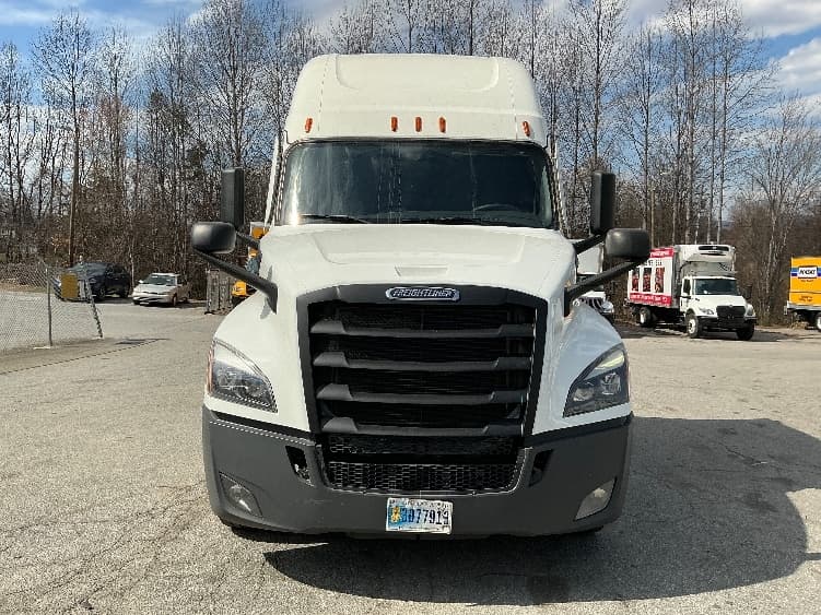 2021 Freightliner Cascadia — photo 2