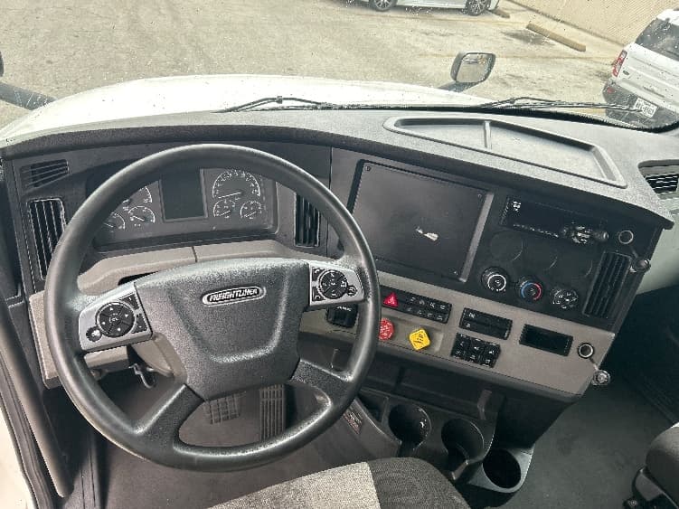 2021 Freightliner Cascadia — photo 10