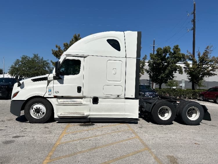 2021 Freightliner Cascadia — photo 4