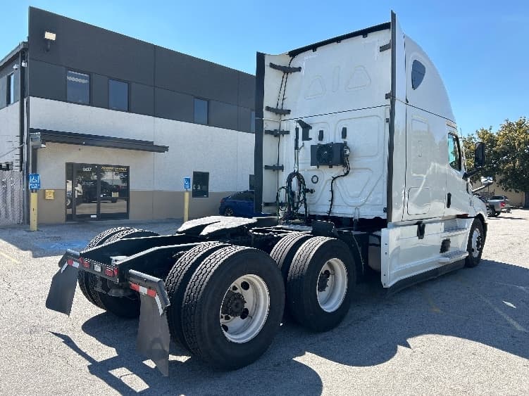 2021 Freightliner Cascadia — photo 6