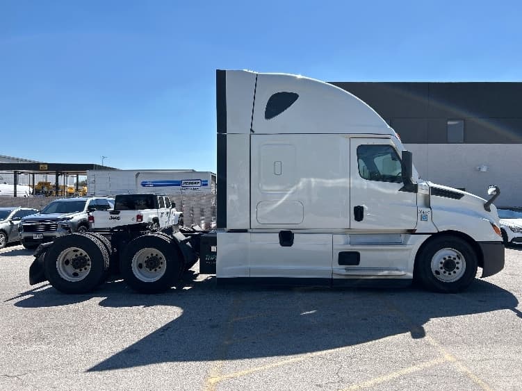 2021 Freightliner Cascadia — photo 7