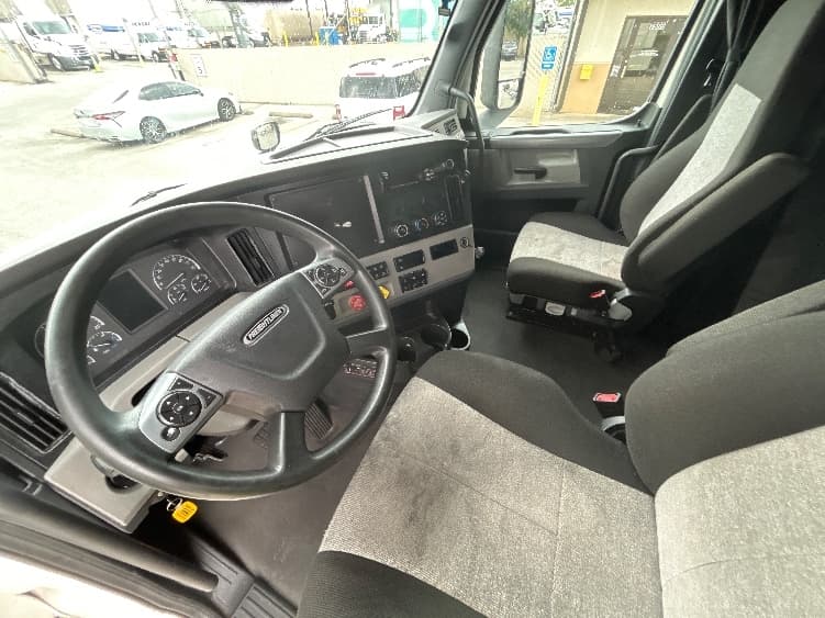 2021 Freightliner Cascadia — photo 9