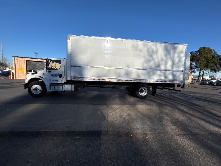 2022 Freightliner M2 106 — photo 4