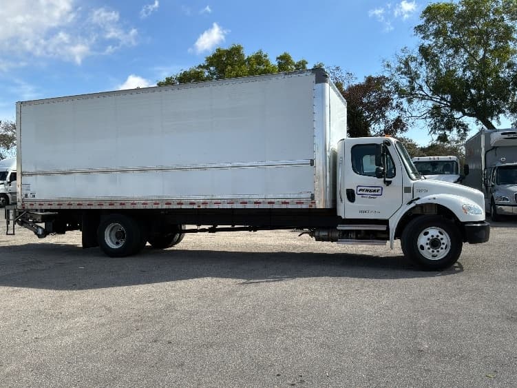 2022 Freightliner M2 106 — photo 4